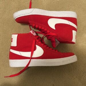 NIKE SB Blazer Mid in Red